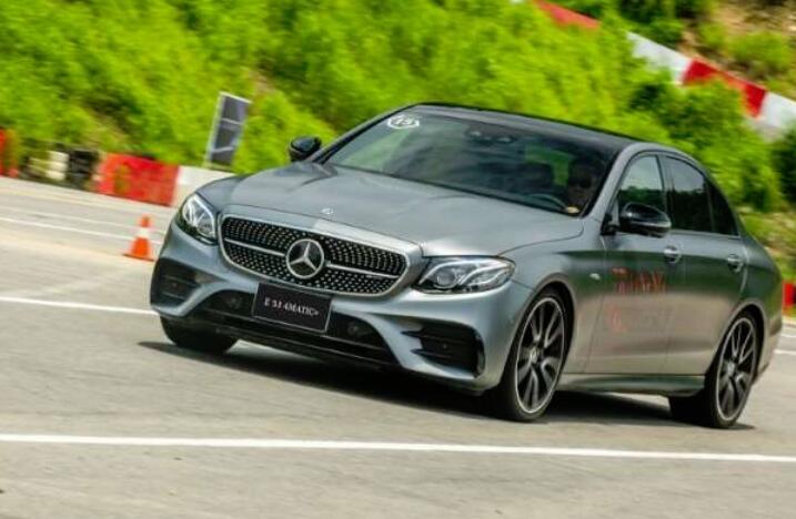 全新Mercedes-AMG E 53 4MATIC+四门房车、双门跑车以435匹的强劲动力诠释最新EQ Boost动力科技 中网体坛,oubili.com