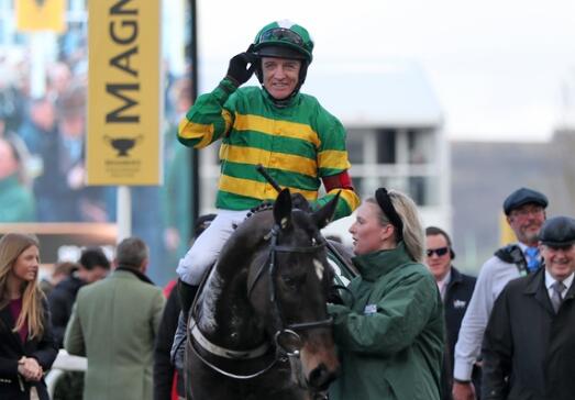 5E8AC757F0EF21586153303.jpeg 我的社交距离:Barry Geraghty的瑜伽和DIY 中网体坛,oubili.com