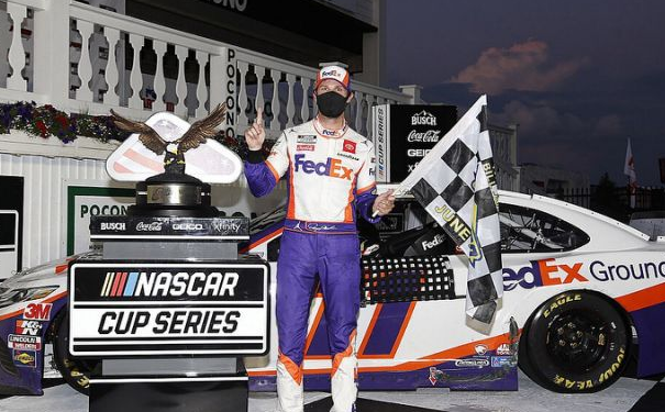 丹尼·哈姆林(Denny Hamlin)击败哈维克(Harvick),黑暗赢得波科诺(Pocono) 中网体坛,oubili.com