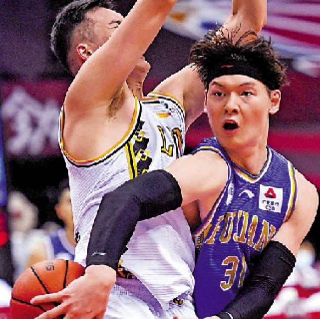 福建爆大冷挫广厦晋8强 福建球员王哲林 全力进攻 中网体坛,oubili.com