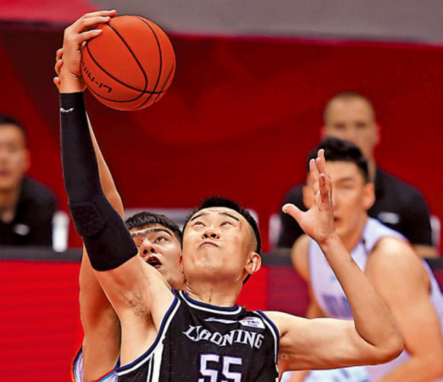 辽宁大胜新疆先拔头筹,辽宁的韩德君抢得篮板 中网体坛,oubili.com