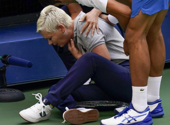 祖高域美网被取消资格：司线员被球击中喉咙后状甚痛苦，祖高域上前慰问 中网体坛,oubili.com