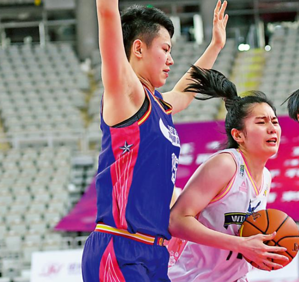 河北女篮击退天津：河北女篮球员郭子瑄（右）全力进攻 中网体坛,oubili.com