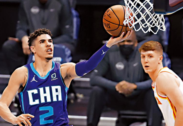 波尔创“三双”最年轻球员历史：黄蜂的拉美路波尔（左）发挥出色 中网体坛,oubili.com