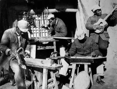 毛泽东发表《在延安文艺座谈会上的讲话》